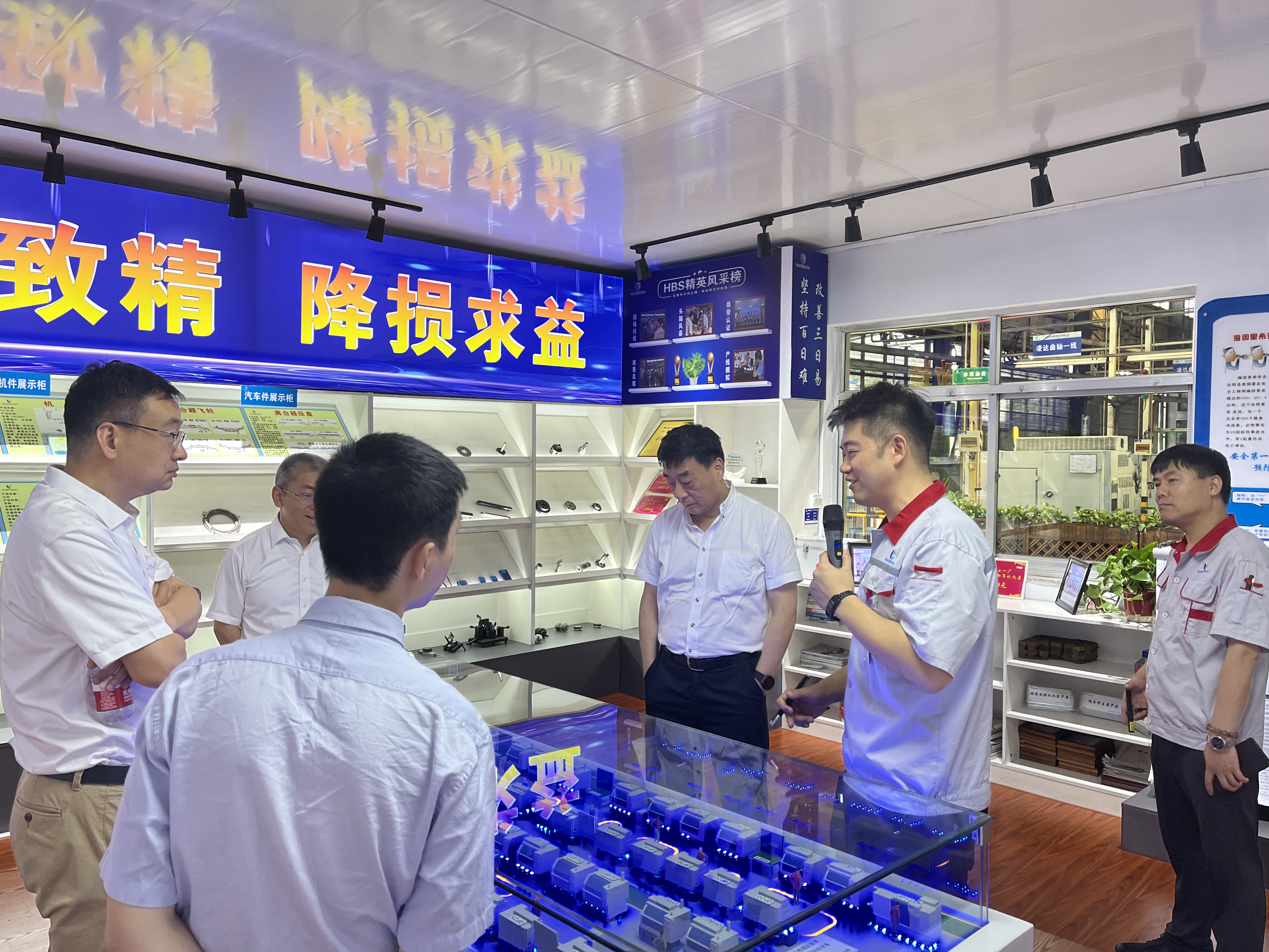 上汽集團華域汽車總經(jīng)理張海濤一行來我公司考察調研